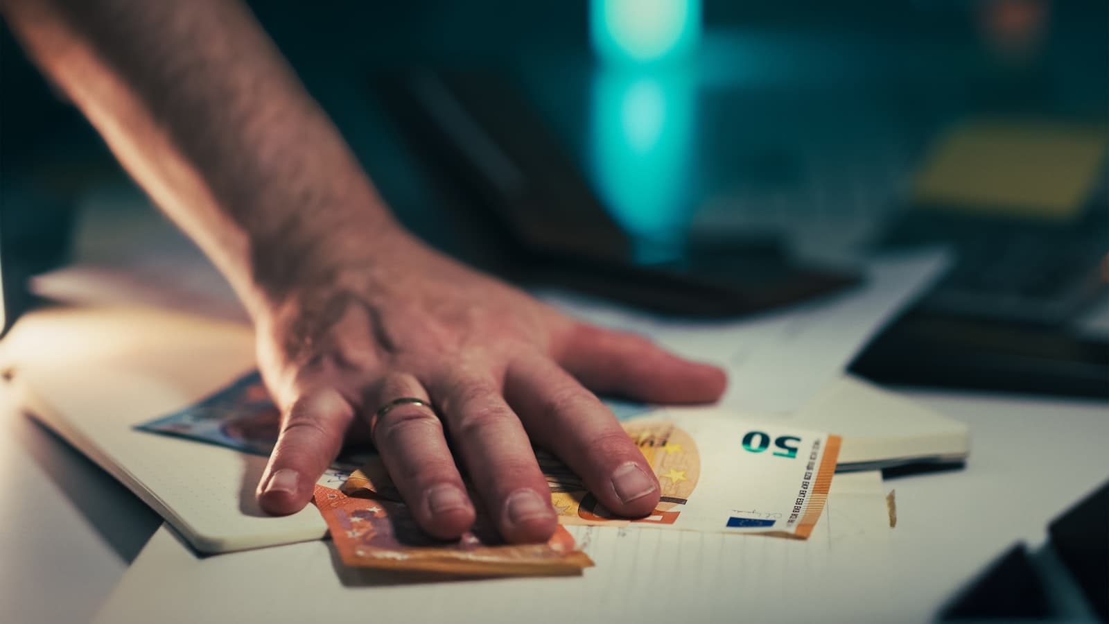 Un property manager calcola l’impatto della nuova commissione Airbnb su una fattura