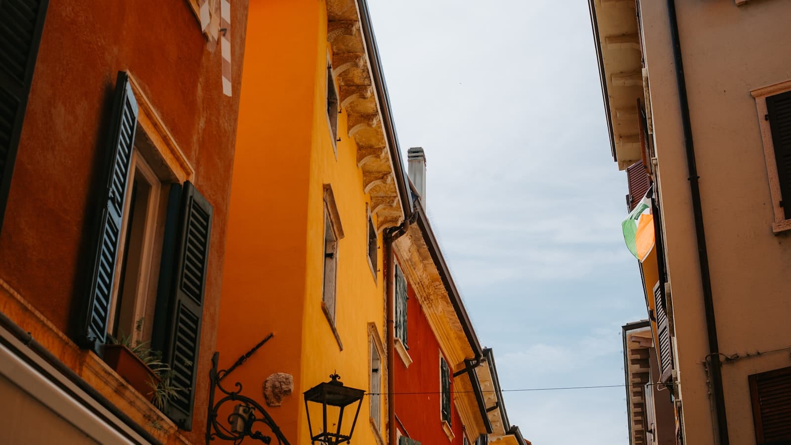 Palazzi del centro storico di una città italiana affacciati su una via, come metafora degli affitti brevi urbani